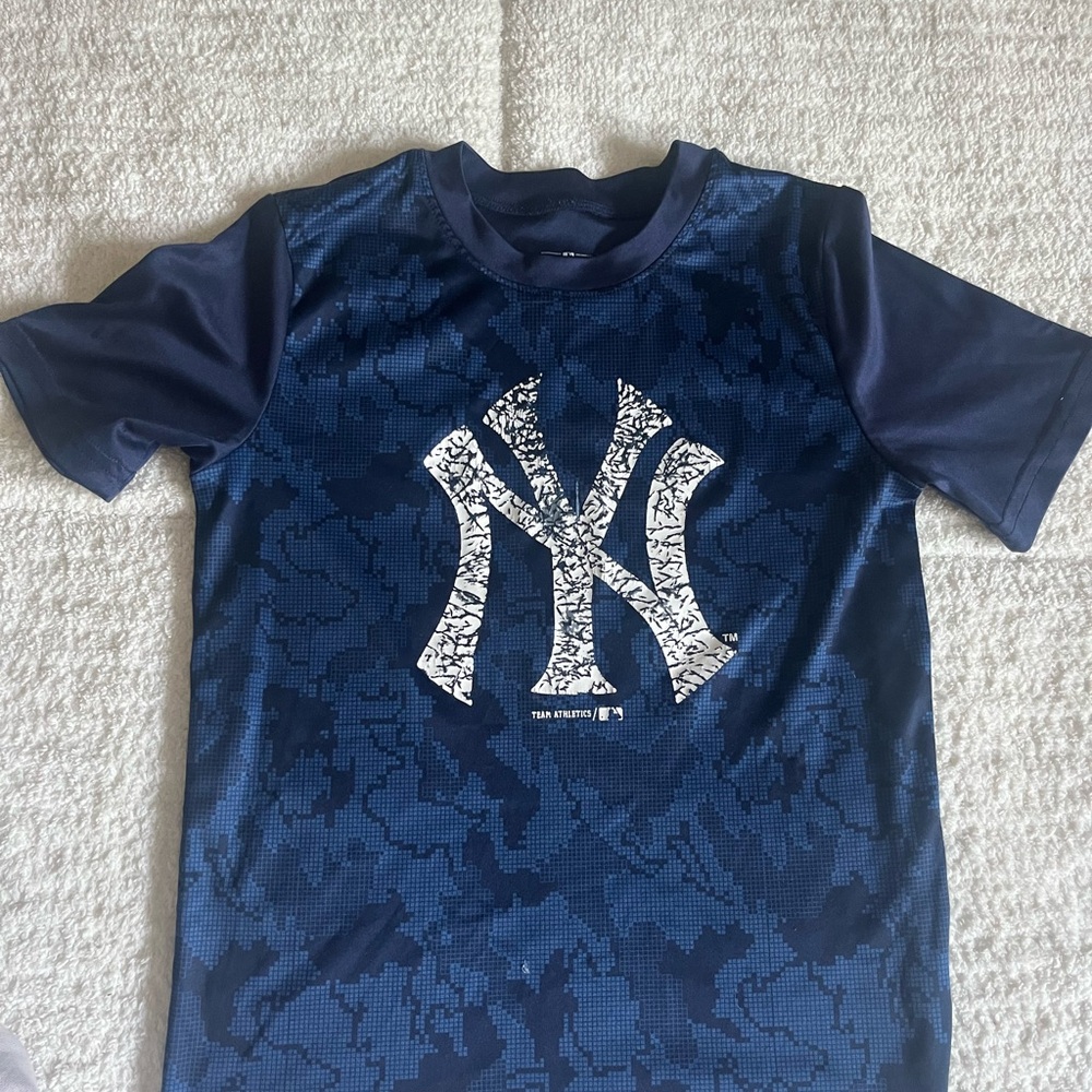 Genuine Yankees Merchandise Blue and White Short Sleeve Tee